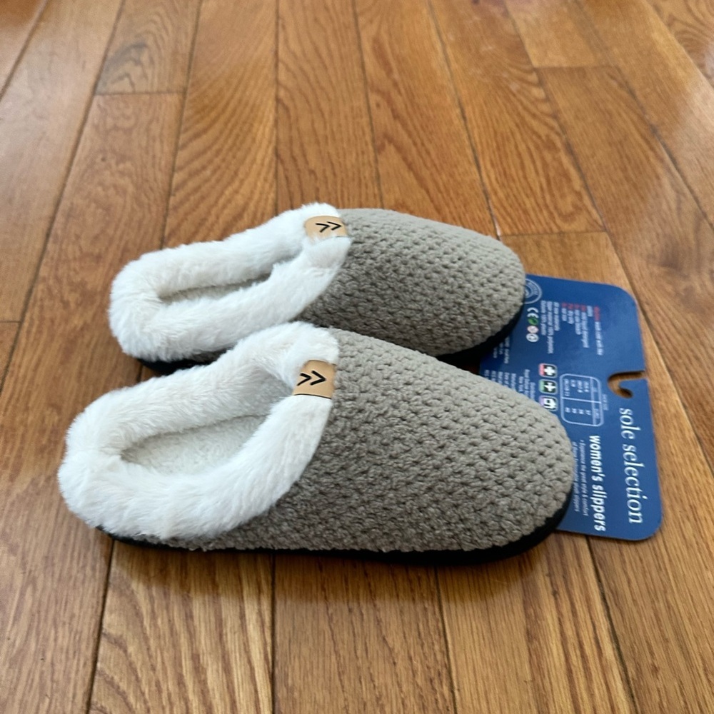 New Royal Deluxe Sole Selection Womens medium 7/8 Memory Foam Slippers tan $24